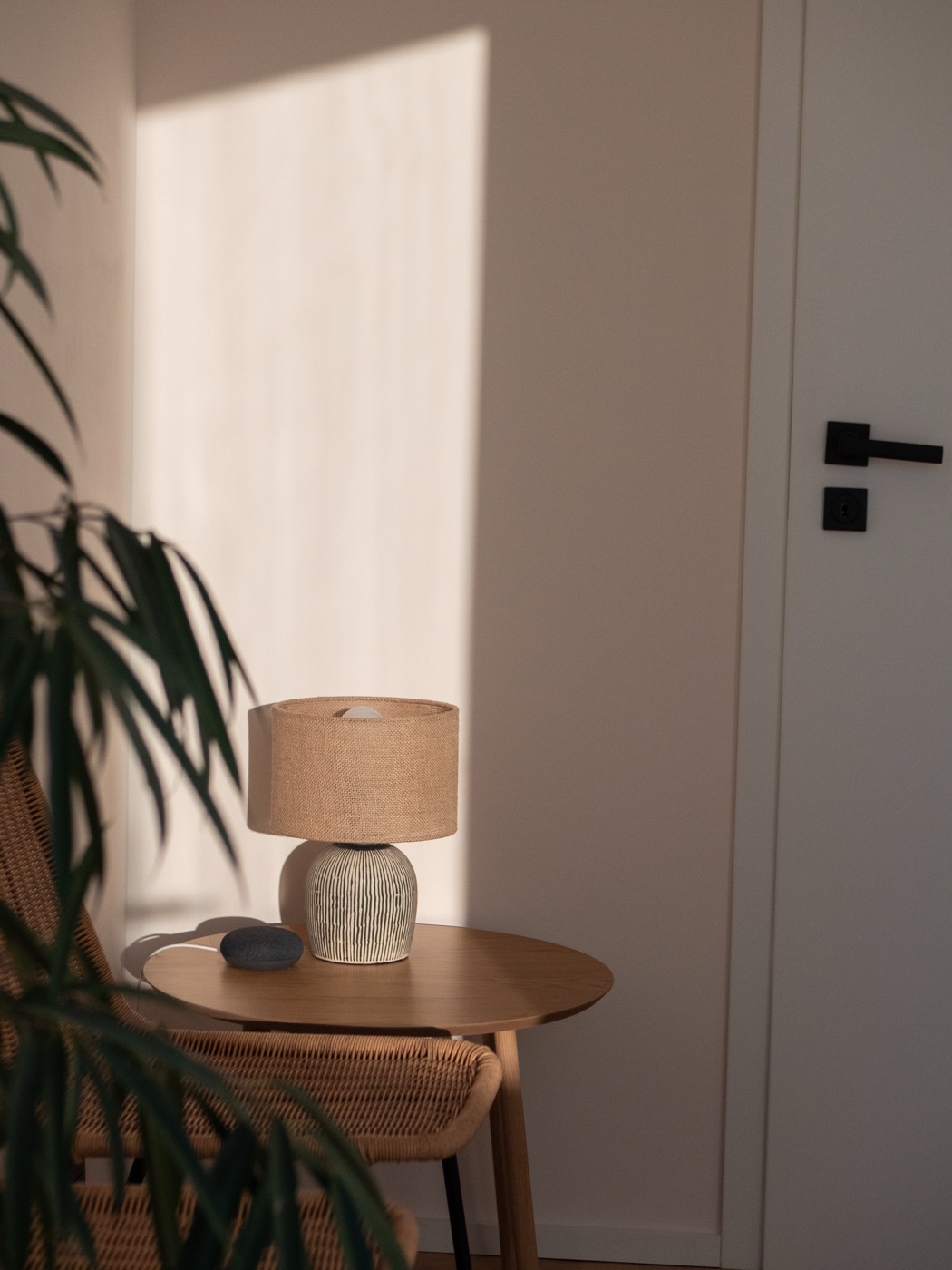 Lampe et table d'appoint au cabinet